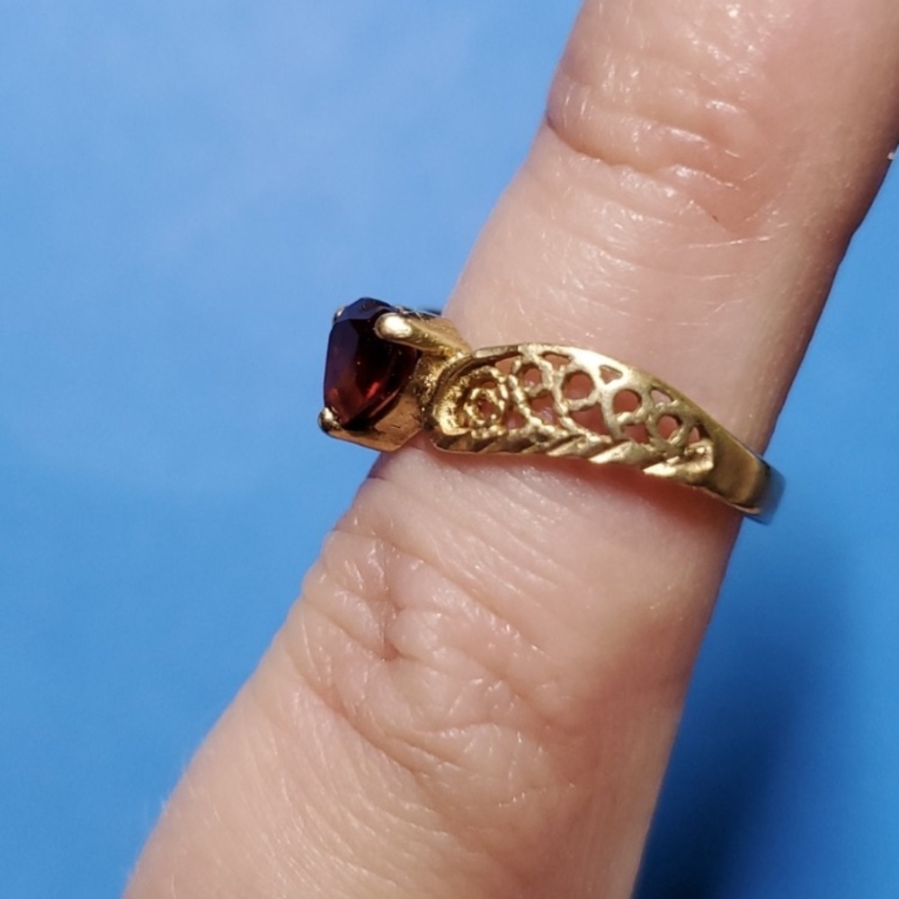Heart-Shaped stamped 14k gold and garnet

Size 3.5  pinky or midi ring - Picture 2 of 4